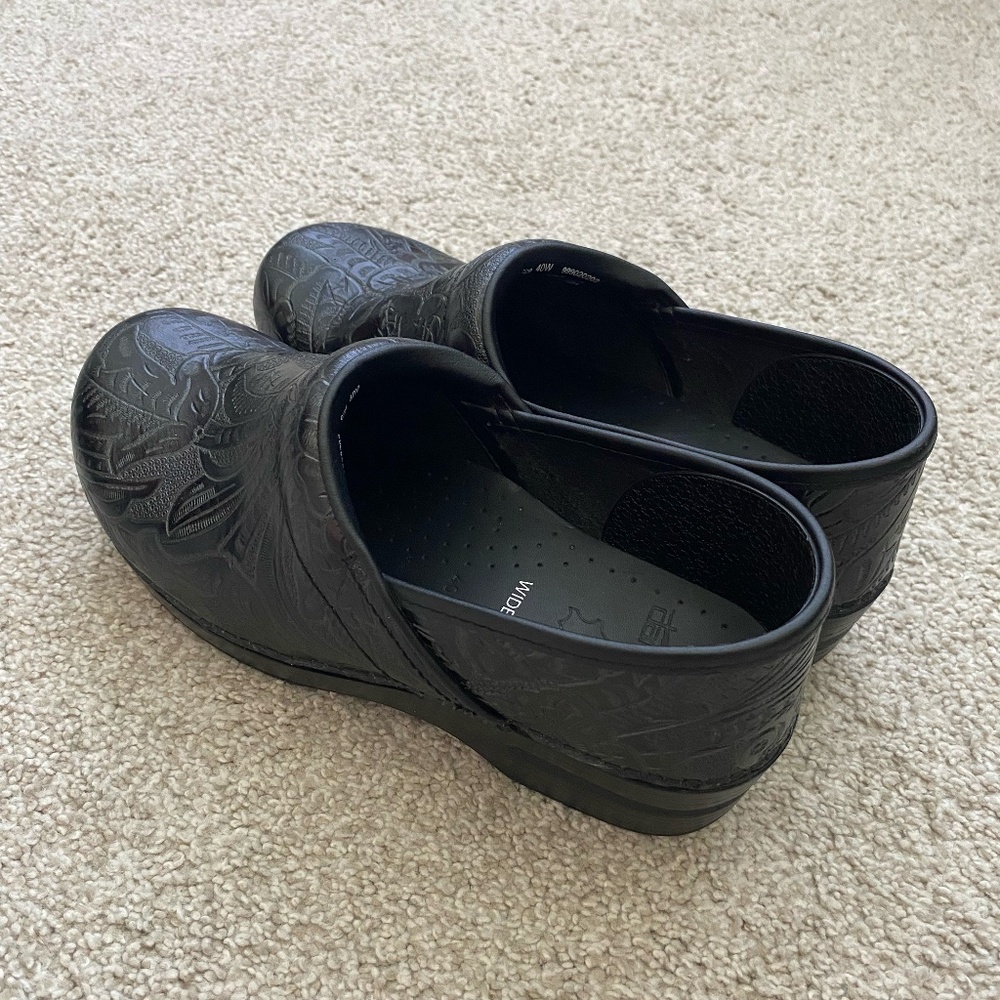 Women's Dansko Clogs - Size 9.5-10 Wide (Size 40)